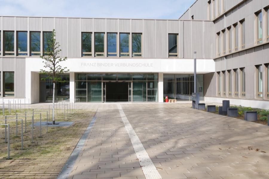 Blick auf den Haupteingang der neuen Franz-Binder-Verbundschule 
