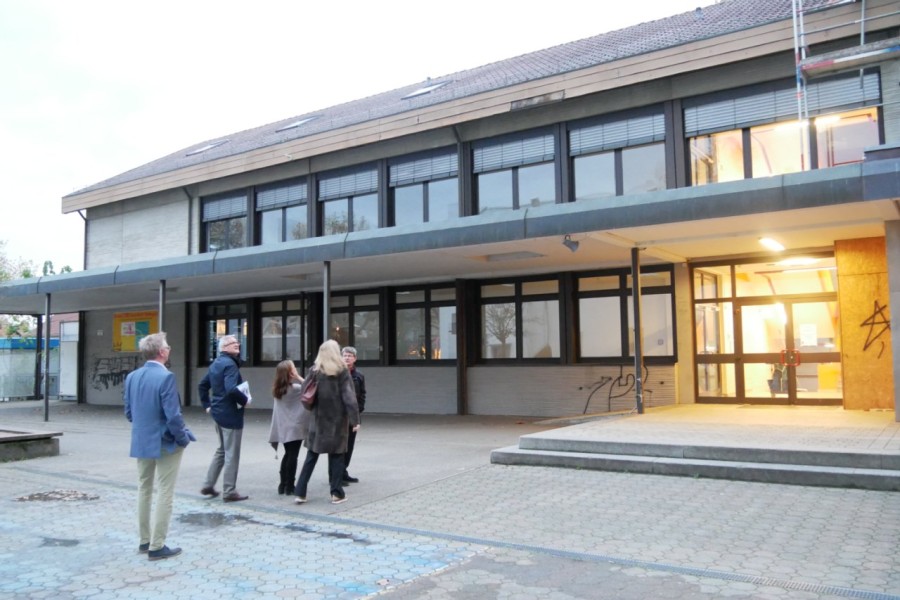 Vertreter voin Stadt und Schule stehen vor dem alten Mensagebäude der Hermann-Greuiner-Realschule. 