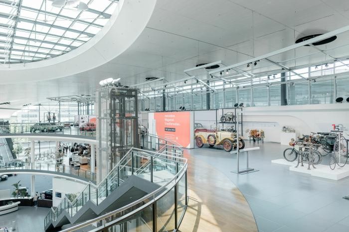 Blick auf die Ausstellungsfläche im Audi Forum 