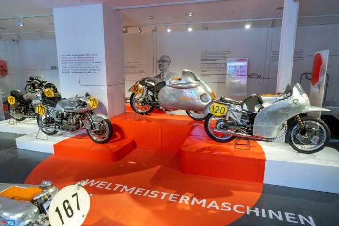 NSU-Rennmaschinen sind im Sonderausstellungsraum des Zweiradmuseums ausgestellt.