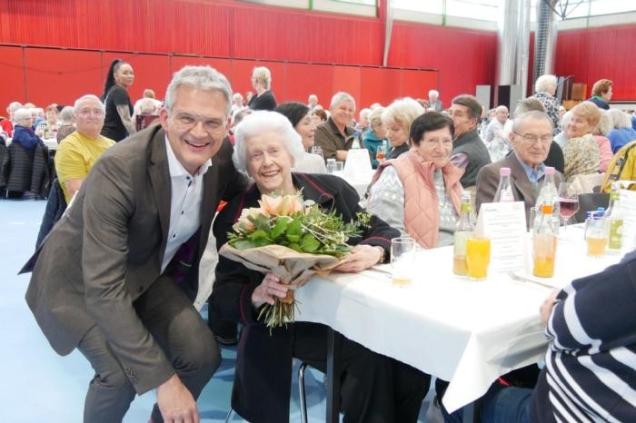 OB Steffen Hertwig überreicht Margarete Preuß einen Blumenstrauß.