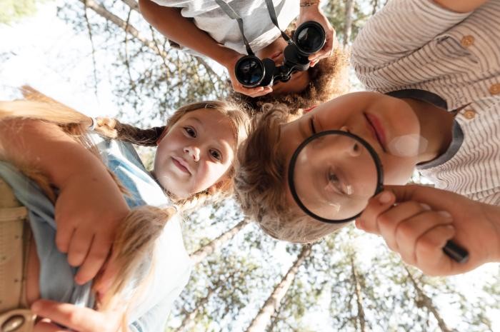 Kinder, die auf einem Rasen spielen