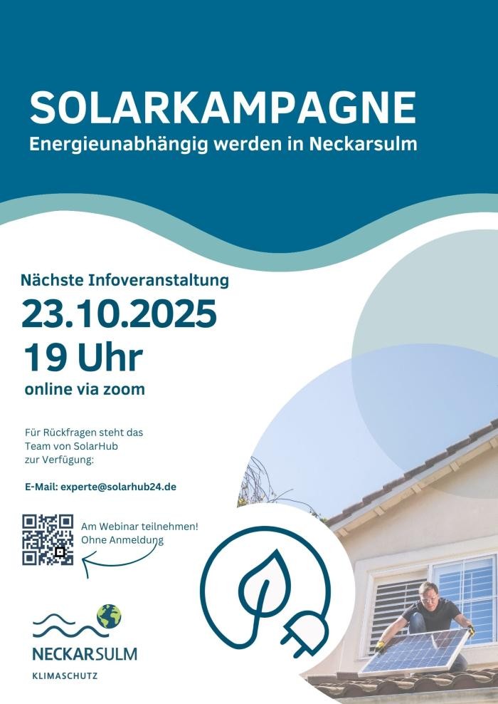 Mann installiert Solarpaneel auf dem Dach