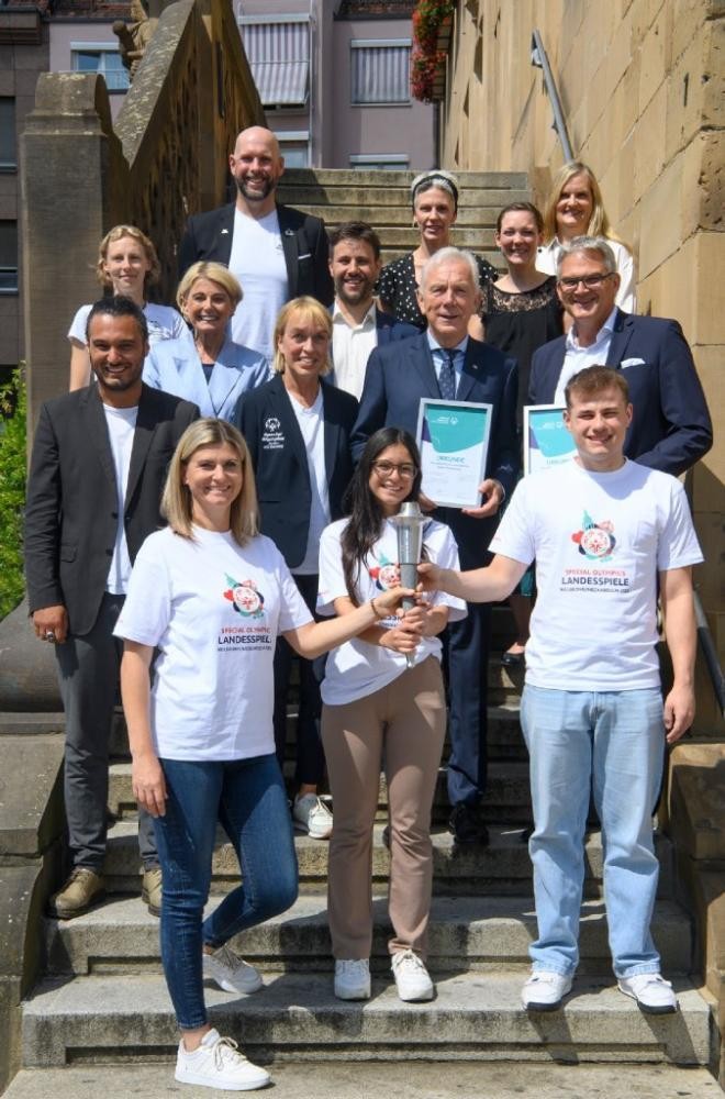 Gruppenbild auf der Rathaustreppe 