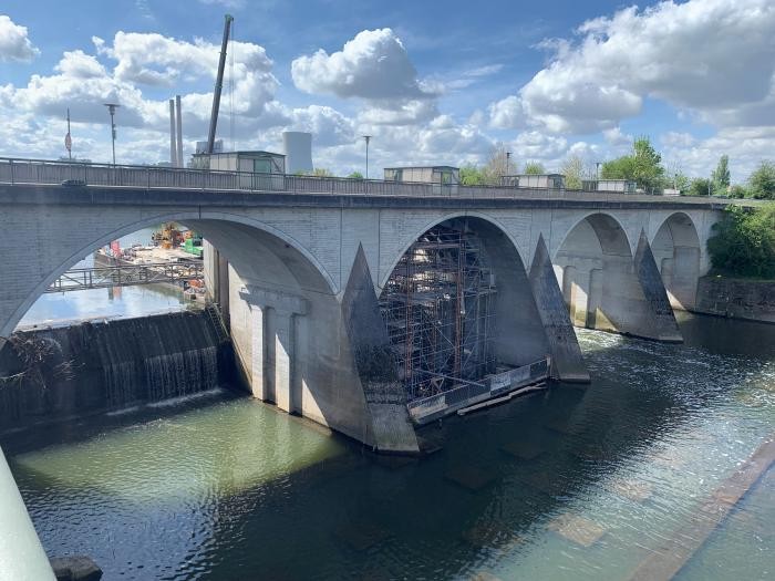 BBlick auf die Wehrbrücke mit Baugerüst in einem Brückenbogen  