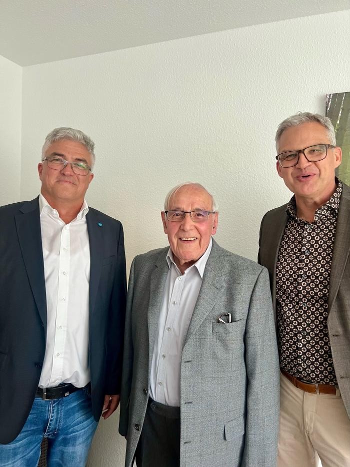 Der Jubilar mit Oberbürgermeister Hertwig und Ortsvorsteher Gastgeb