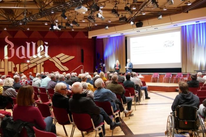 Besucher der Einwohnerversammlung 2023 sitzen im Kultursaal der Ballei. 