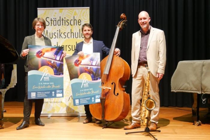Gruppenfoto auf der Bühne im Josef-Lindemann-Saal der Städtischen Musikschule  