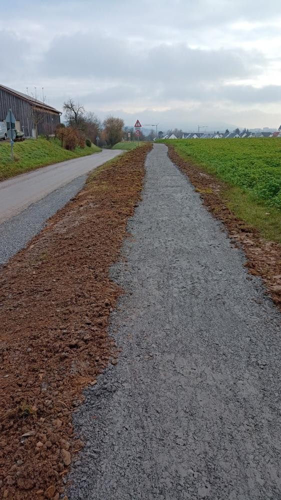 Das Bild zeigt den neu angelegten Fußweg