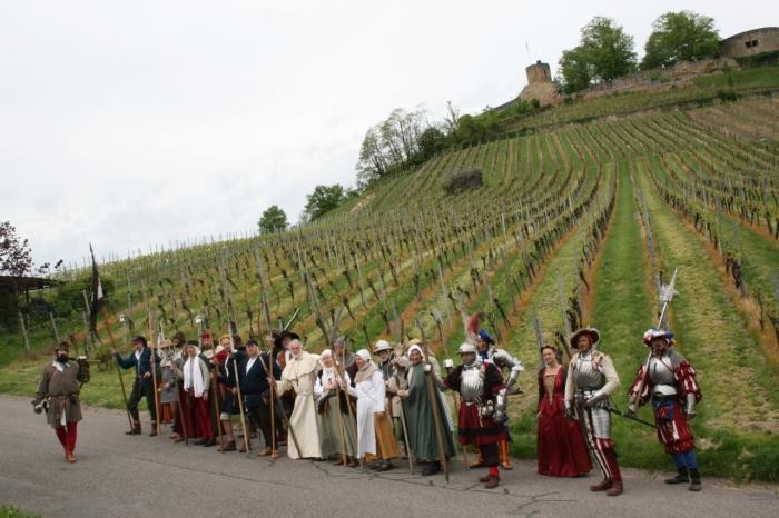Kostümierte Darsteller unterhalb der Burgruine Weibertreu 