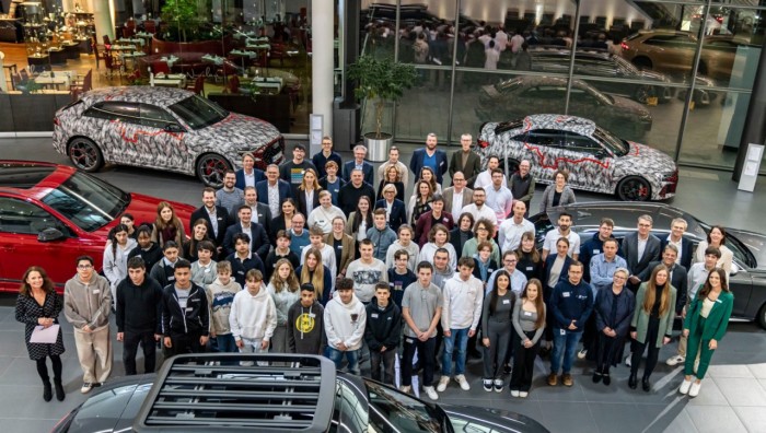 Gruppenbild der Teilnehmerinnen und Teilnehmer im Audi Forum 