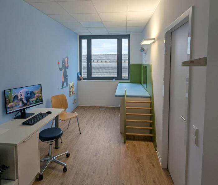 Blick in einen Praxisraum der neuen Kinderarztpraxis   