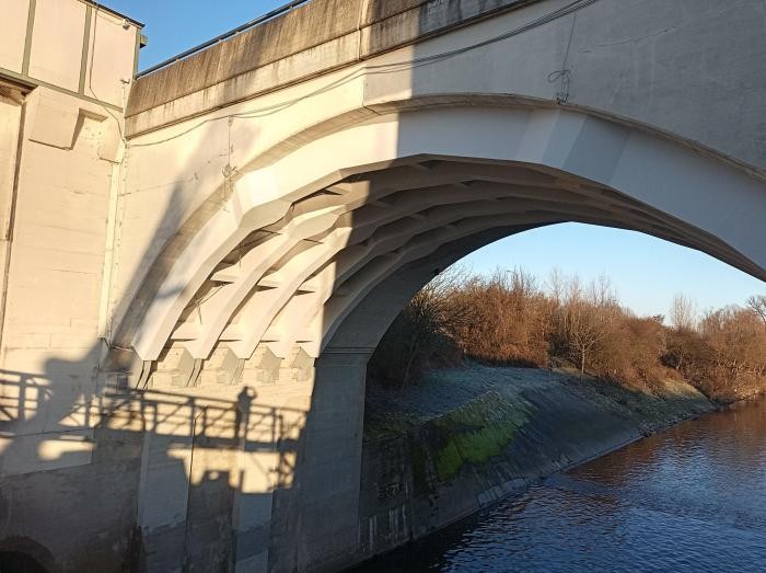 Foto: WSA In einem Brückenbogen ist die nachträglich eingebaute Unterkonstruktion zu erkennen.