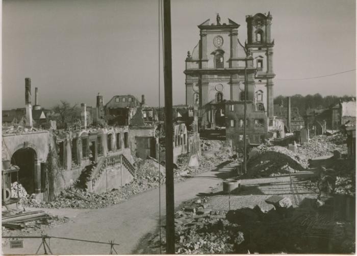 Historisches Foto der zerstörten Innenstadt mit der Stadtpfarrkirche St. Dionysius im Hintergrund 