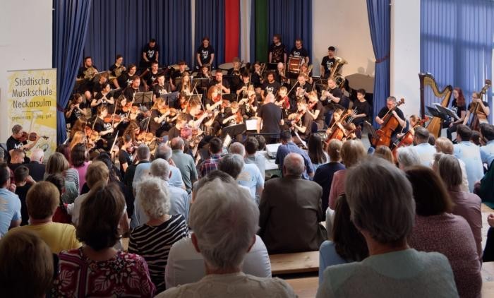 Das Jugend-Sinfonieorchester bei einem Konzert auf der Bühne   