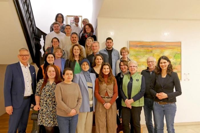Gruppenbild des Internationalen Gremiums im Rathausfoyer 