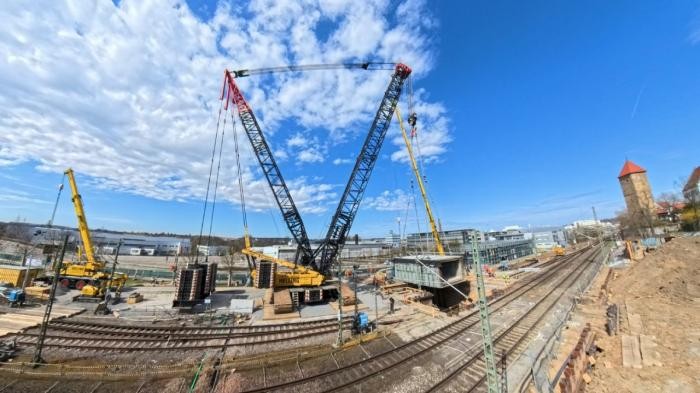 Foto: DB Engineering & Consulting GmbH, Stuttgart Ein Kran hebt das Rahmenbauwerk für die Eisenbahnbrücke am Bahnhof Neckarsulm in die Baugrube.