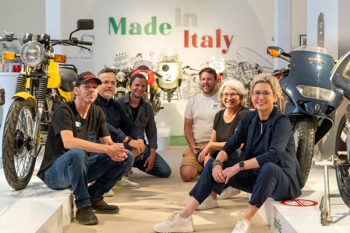 Foto: Jürgen Häffner Gruppenbild mit den Verantwortlichen im Sonderausstellungsbereich