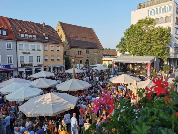 Blick auf den voll besetzten Marktplatz beim Weindorf