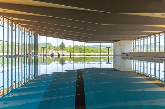 Foto: AQUAtoll Blick in die Schwimmhalle mit Weinbergen im Hintergrund