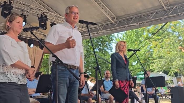 Foto: Stadt Neckarsulm OB Steffen Hertwig und Bürgermeisterin Dr. Ottilia Györi stehen auf der Festbühne.