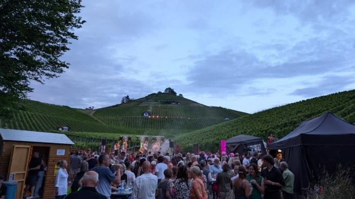 Besucher bei der "Weinlights"-Veranstaltung 2024 am Fuße des Scheuerbergs  