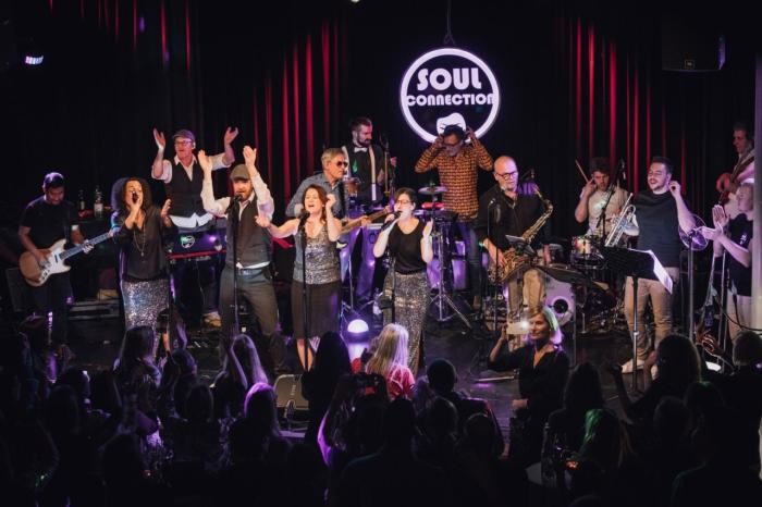 Foto: Home - Soul Connection Gruppenfoto der Band "Soul Connection" auf der Bühne