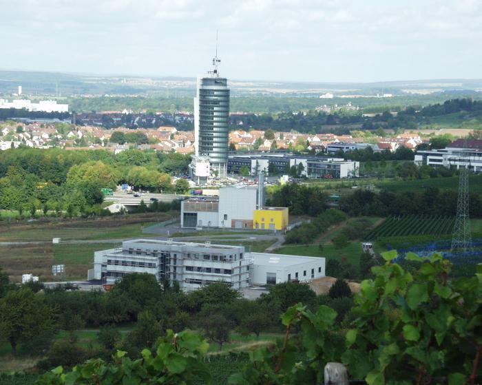 Blick auf das Biomasse-Heizkraftwerk im Gewerbegebiet Trendpark Süd mit dem TDS-Turm im Hintergrund  