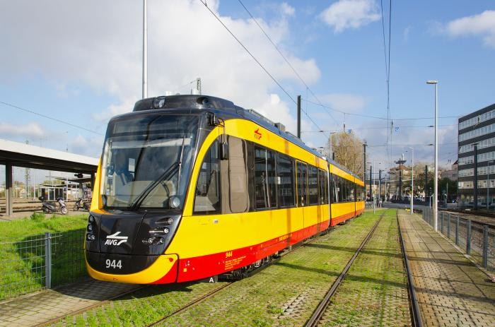 Eine Stadtbahn fährt in den Bahnhof Heilbronn ein.  