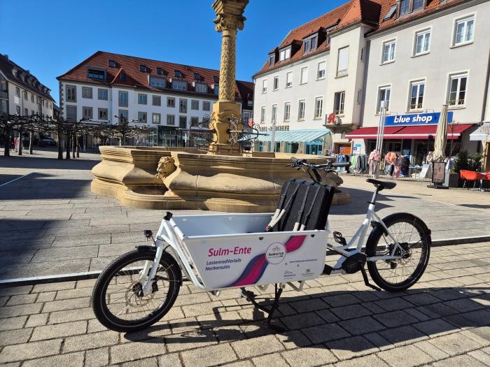 Das Lastenrad Sulm-Ente vor dem Marktplatz-Brunnen