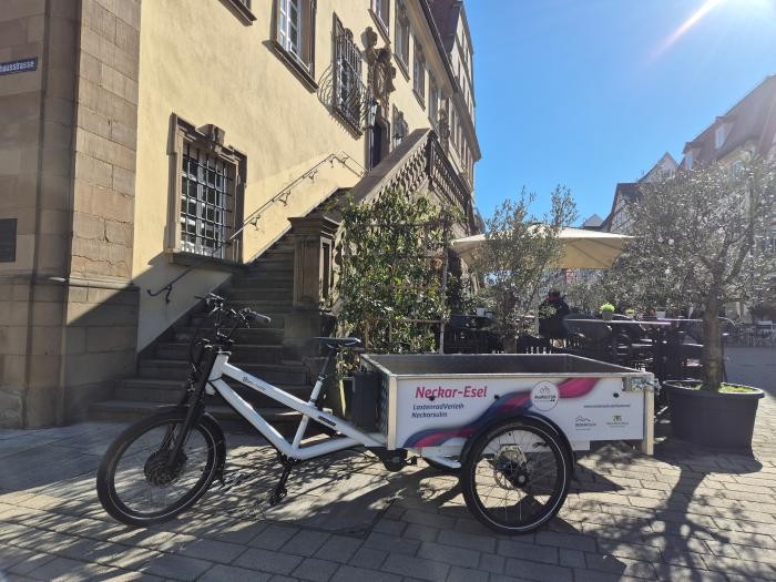 Das Lastenrad Neckar-Esel vor dem alten Rathaus Neckarsulm.