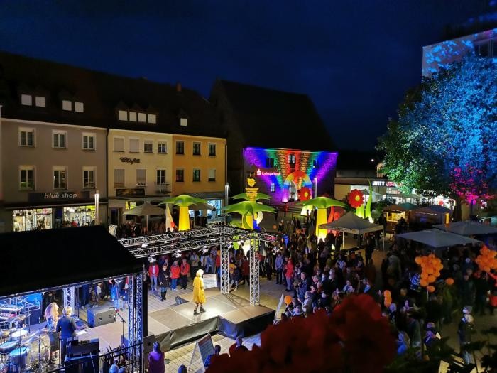 Modenschau bei den "Shopping-Lights" auf dem illuminierten Marktplatz Foto: Citymanagement