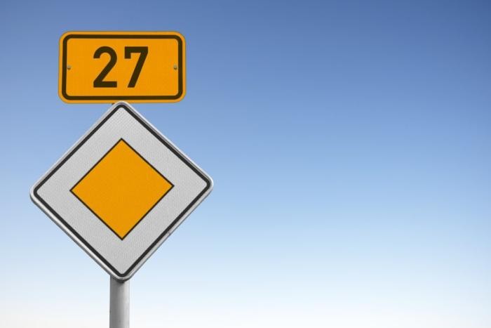 Symbolbild Verkehrszeichen B 27 mit Vorfahrtsschild Foto: Adobe Stock