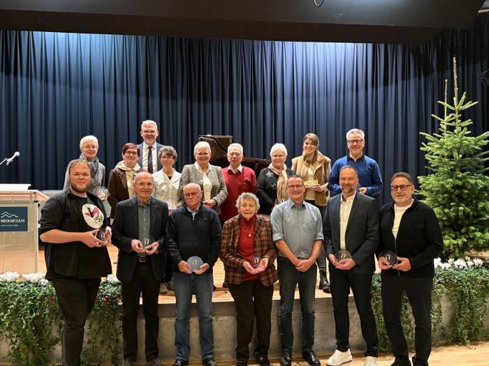 Grupppenbild der Preisträgerinnen und Preisträger auf der Bühne im Konzertsaal der Musikschule Foto: Stadt Neckarsulm