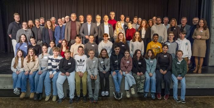 Gruppenbild der Teilnehmerinnen und Teilnehmer bei der Auftaktveranstaltung "Kreative Köpfe 2026" Foto: Jürgen Häffner