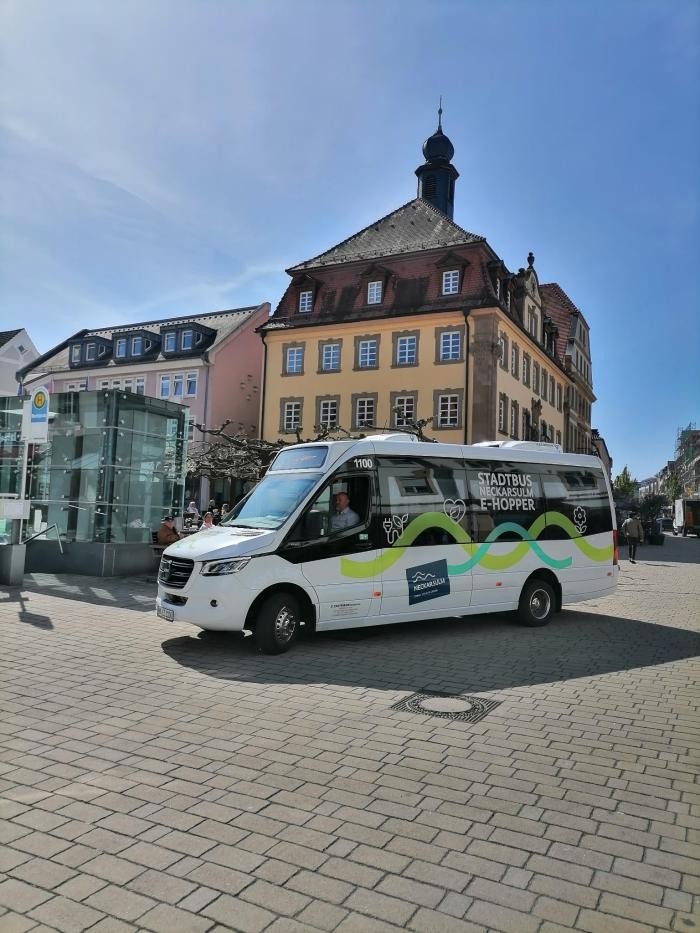 Der City-Hopper hält am Marktplatz in der Fußgängerzone. Foto: Stadt Neckarsulm