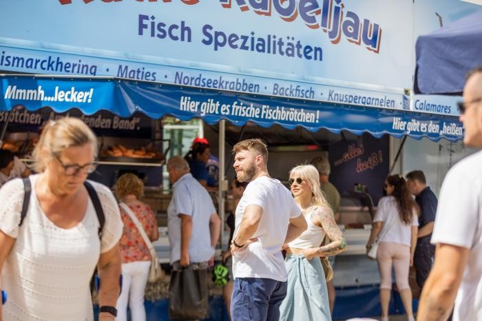 Kunden stehen vor dem Verkaufsstand von Käthe-Kabeljau. Foto: Daniel Nasse