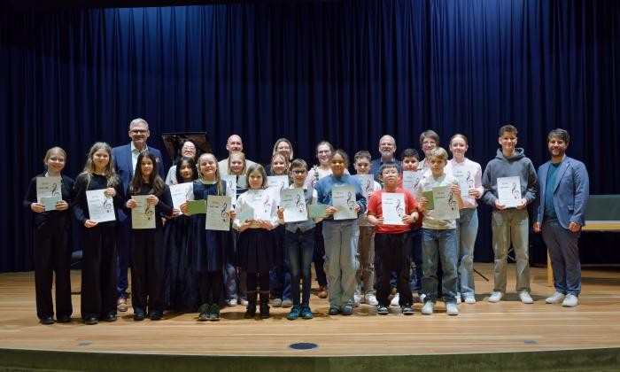 Gruppenbild der Preisträger auf der Bühne im Josef-Lindemann-Saal Sebastian Erlewein