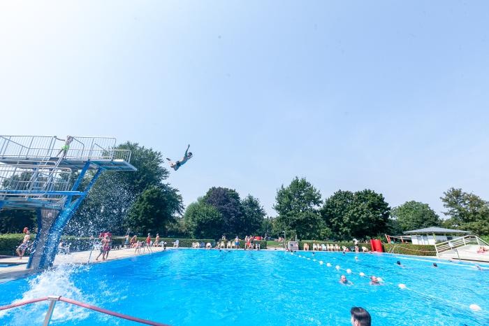 Ein Badegast springt vom Turm im Ernst-Freyer-Bad. Foto: Joachim Schmitt