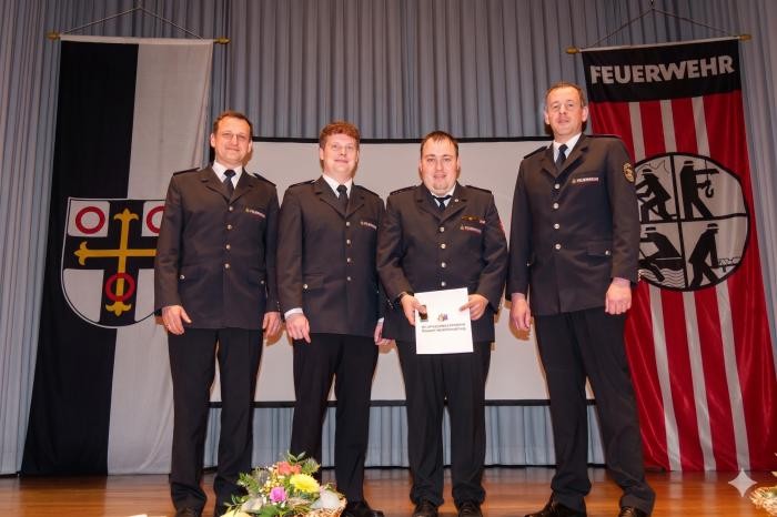 Gruppenfoto mit dem Geehrten auf der Bühne Foto: snp