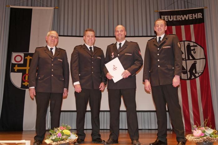 Gruppenfoto mit dem Geehrten auf der Bühne Foto: snp