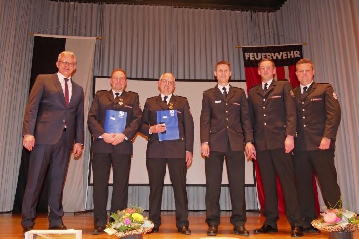 Gruppenfoto der Geehrten auf der Bühne Foto: snp