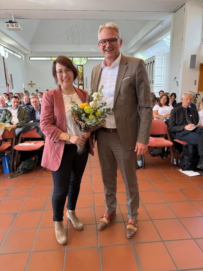 OB Steffen Hertwig gratuliert Schulleiterin Ariane Bogenschütz mit einem Blumenstrauß. Foto: privat