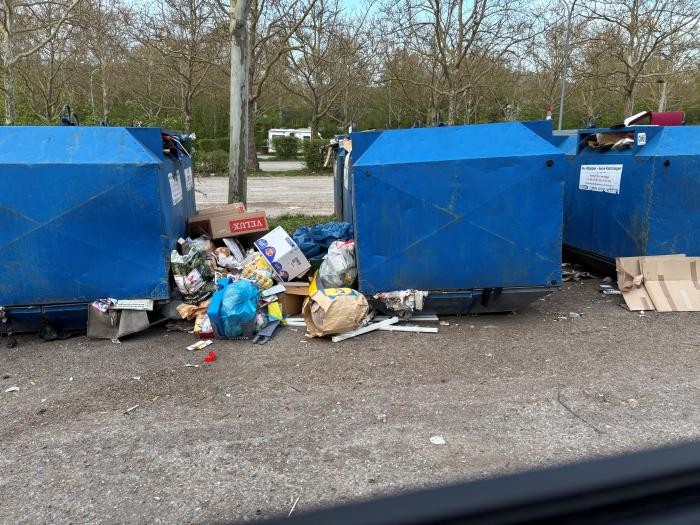 Zwischen zwei Recyclingcontainern stapelt sich wilder Müll. Foto: Amt für Bürgerservice und Ordnung