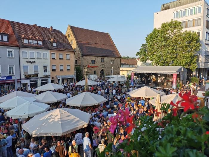 Besucher beim Weindorf auf dem voll besetzten Marktplatz Foto: Citymanagement
