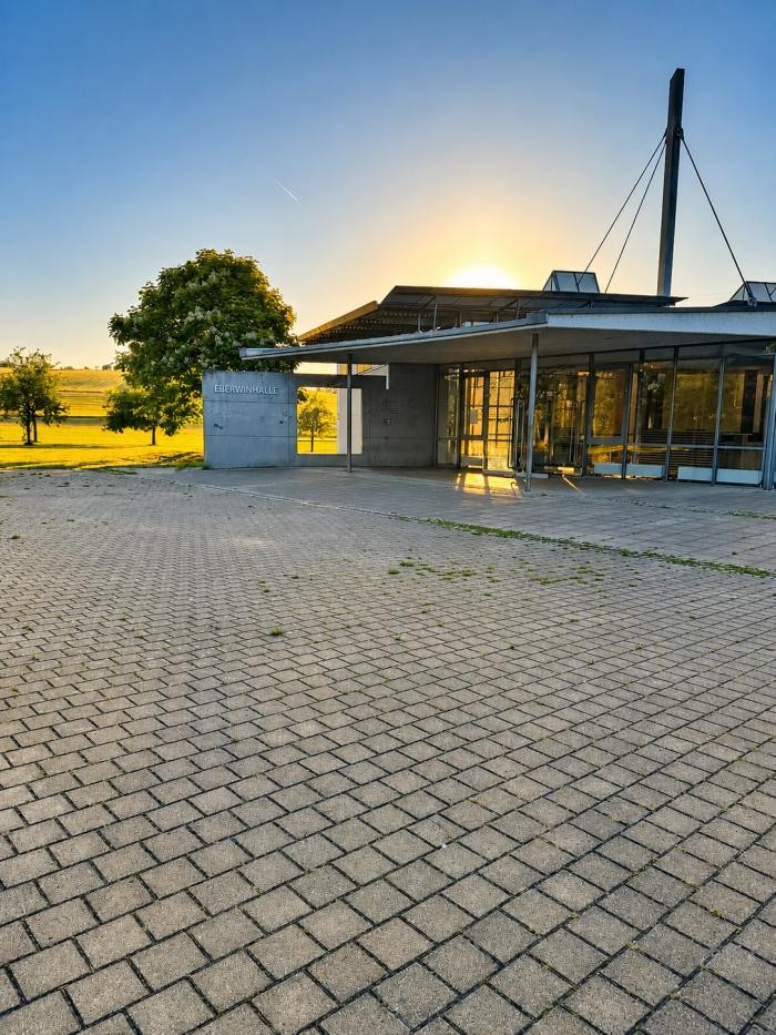 Vorderansicht Eberwinhalle