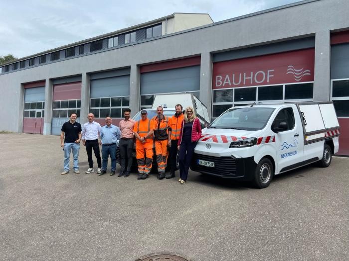 Übergabe der neuen E-Fahrzeuge vor der Bauhof-Einsatzzentrale Foto: Bauhof