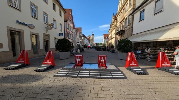 Mobile, zum Teil umklappbare Fahrzeugsperren sind am südlichen Eingang zur Fußgängerzone aufgestellt. Foto: Citymanagement