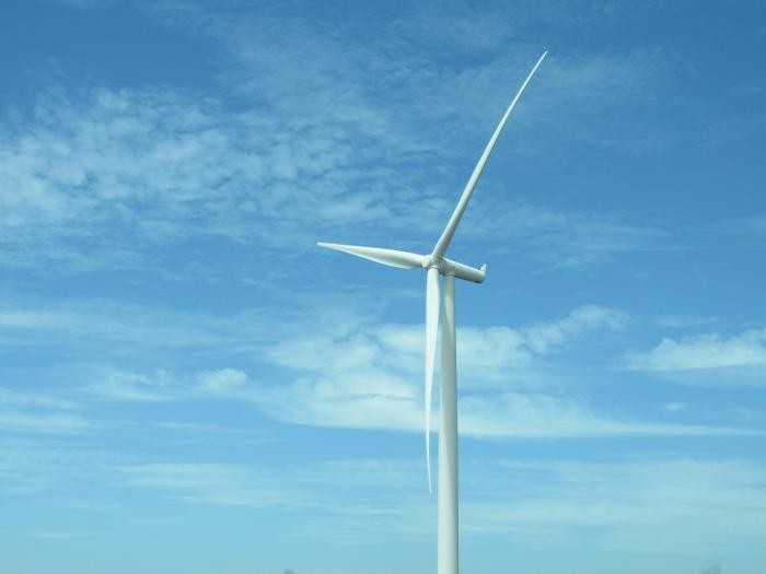 Symbolbild einer Windkraftanlage vor blauem Himmel Foto: Adobe Stock