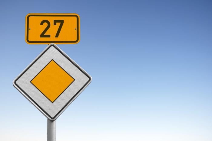 Verkehrszeichen B 27 vor blauem Himmel Foto: Adobe Stock